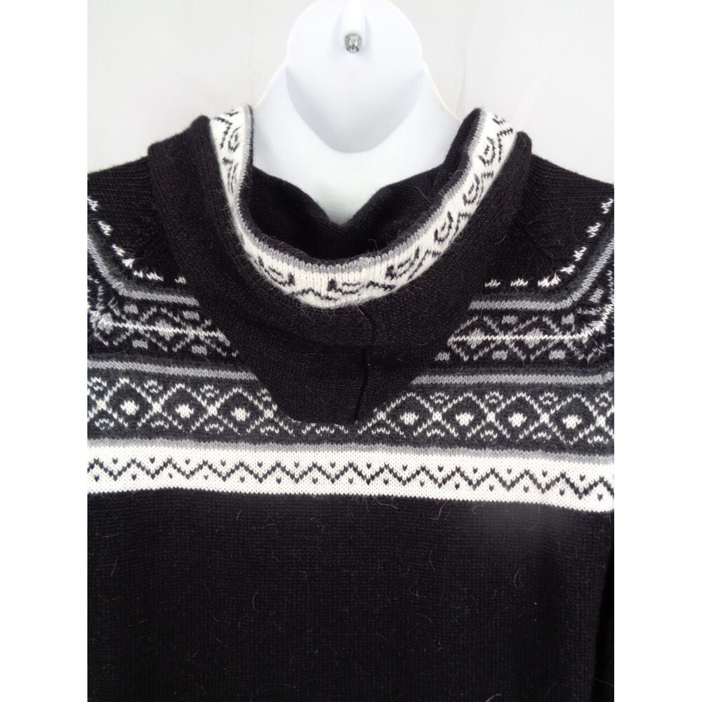 Elegant Black and White Patterned Hooded Sweater - Picture 10 of 16